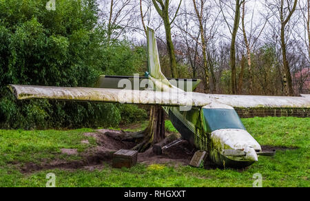 Old vintage d'aéronefs utilisés comme décoration, véhicule de transport de l'air rétro Banque D'Images