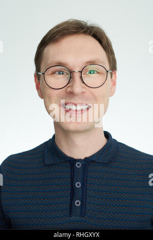 Sourire expression sur caucasian man face isolé sur fond blanc Banque D'Images