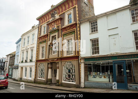 Afficher le long de la rue Chapel, Penzance, Cornwall avec l'étonnante façade colorée et l'architecture de maison égyptien. Banque D'Images