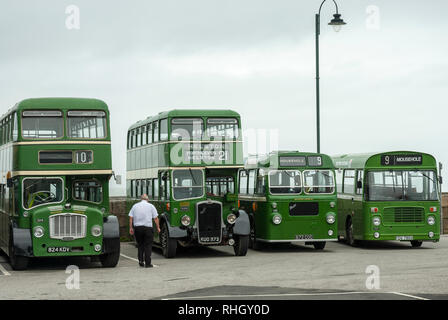 Une ligne de bus classique et les entraîneurs nationaux de l'Ouest dans les couleurs y compris Bristol Lodekka et Bristol LHS. Banque D'Images