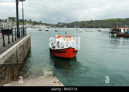 Le traversier de passagers Polruan, Dame Jean, arrivant à Polruan Quay de Fowey qui est visible à l'arrière-plan à l'échelle de la rivière Fowey. Banque D'Images