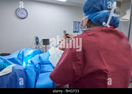 Livraison à l'hôpital de naissance thème. Femme essayant de donner naissance bébé Banque D'Images