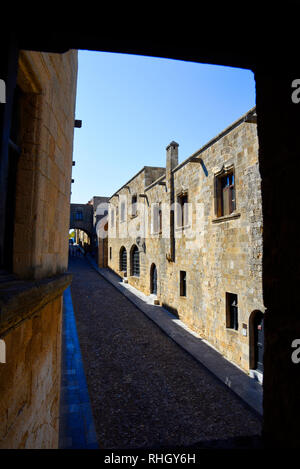 La rue des Chevaliers (Ippoton) était la maison du 14e siècle à la Chevaliers Hospitaliers qui ont régné sur Rhodes. Les DCI ont été divisés en 7 langues Banque D'Images