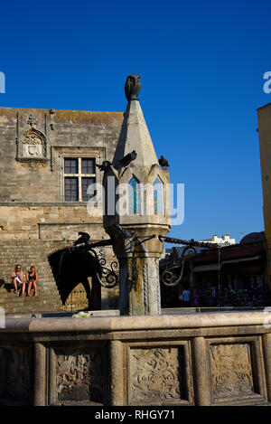 Hippocrate Place de la vieille ville fortifiée de Rhodes est la plus grande place de la ville, entouré de cafés et restaurants. C'est un excellent endroit pour manger Banque D'Images