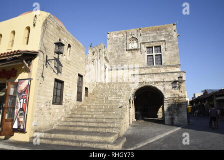 Hippocrate Place de la vieille ville fortifiée de Rhodes est la plus grande place de la ville, entouré de cafés et restaurants. C'est un excellent endroit pour manger Banque D'Images