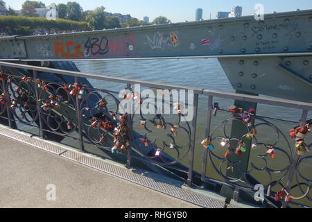 L'amour se bloque sur le côté de l'Eiserner Steg passerelle pour piétons à Frankfurt am Main. Banque D'Images