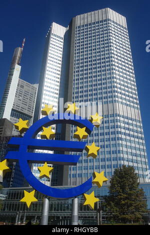 Le symbole Euro statue à l'extérieur de la Banque centrale européenne Eurotower building à Frankfurt am Main, Allemagne, par temps clair. Banque D'Images