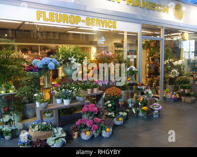 Un magasin de fleur à l'intérieur de la gare centrale de Francfort à Francfort en Allemagne. Banque D'Images