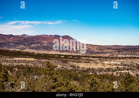 Vue vers l'ouest de Colorado Springs, Colorado sur une journée d'hiver vers les contreforts des Rocheuses Banque D'Images