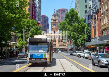 Melbourne, Australie - 1 janvier 2019 : Street View de Melbourne avec la gare de Flinders Street et de tramway, la principale forme de transport public Banque D'Images