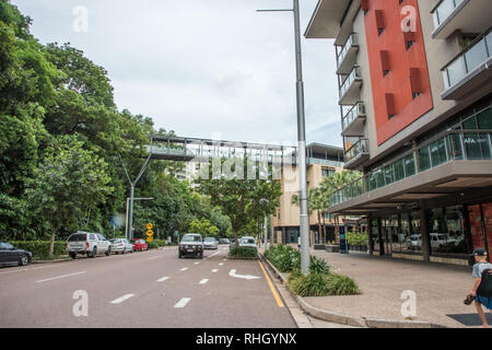 Darwin, Territoire du Nord, Australia-October 22,2017 : route du bord de mer avec une forte concentration de passerelle et d'appartements à Darwin, Australie Banque D'Images