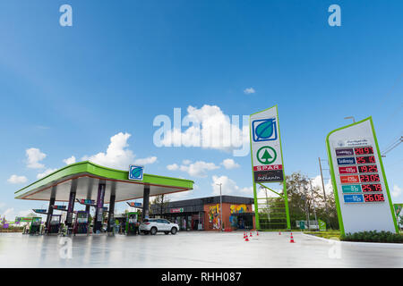 Nakhon Ratchasima, Thaïlande - 28 décembre 2018 : Bangchak gas station avec fond de ciel bleu. Banque D'Images