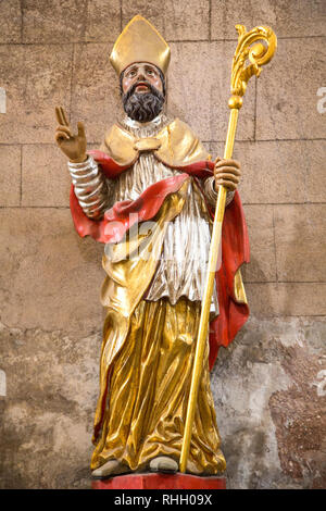 Statue de St Thomas Becket dans l'église de l'abbaye de St Foy à Conques en France. L'abbaye a été une importante étape pour les pèlerins sur les chemins de Comp Banque D'Images