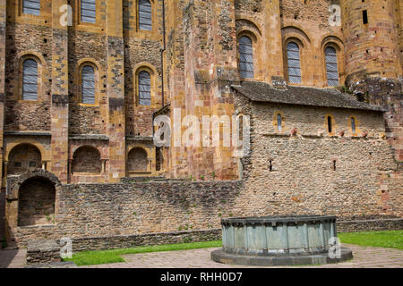 Une partie de l'église abbatiale de Sainte-Foy de Conques France. L'abbaye a été une importante étape pour les pèlerins sur les Saint-Jacques de Compostelle à pied. Banque D'Images