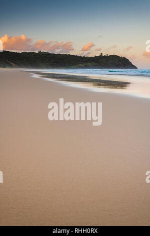Réflexions et plage de sable clair près de l'île Double Point et Noosa North Shore dans le Queensland, Australie Banque D'Images