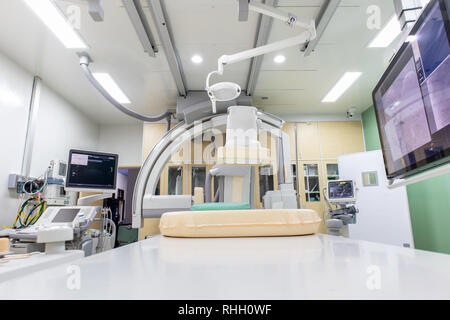 Salle d'angiographie numérique par soustraction, DSA, laboratoire salle d'opération avec X-ray scanner médical à l'hôpital. Banque D'Images