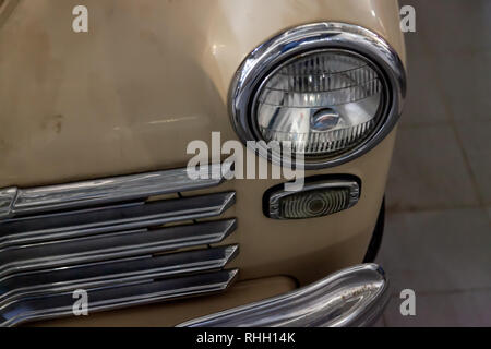 Novosibirsk, Russie - 01.30.19 : voiture vintage classique russe gaz m20 pobeda partie de l'histoire dans un atelier de réparation en bon état vue phares avant Banque D'Images