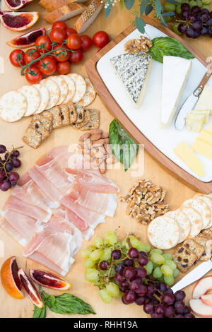 Plateau de fromages à l'arrière-cour de plein air divertissante partie. Banque D'Images