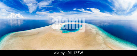 Atoll idyllique aérienne, scenic travel destination Maldives Polynésie Française. Lagon bleu turquoise et de récifs coralliens. Tourné dans le Parc National de Wakatobi, Indonésie Banque D'Images