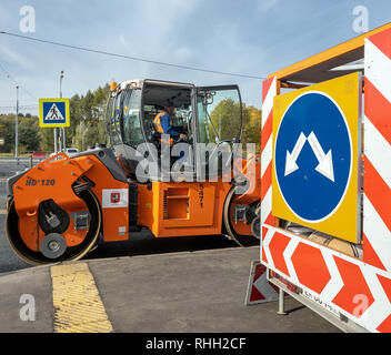 Moscou, Russie - 9 octobre. En 2018. Réparation des chaussées d'asphalte à l'aide du rouleau d'asphalte Banque D'Images