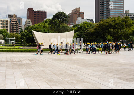 Les enfants de l'école en excursion au Parc de la paix d'Hiroshima, Japon Banque D'Images