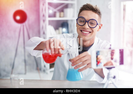 Handsome student étudie la chimie se sentir heureux après l'expérience réussie Banque D'Images