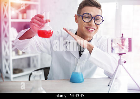 Smart beau se sentir heureux étudiant après l'expérience de chimie Banque D'Images