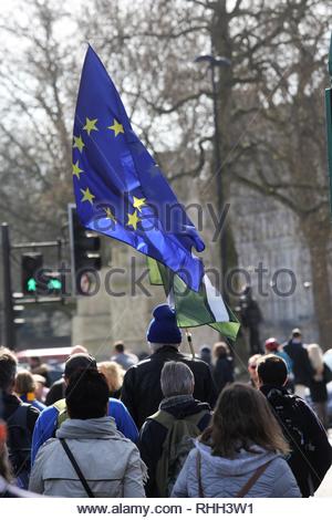 Une manifestation pro-UE s'avancent vers Westminster comme Brexit la controverse fait rage au Royaume-Uni Banque D'Images