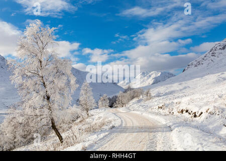 Givre transforme la scène en hiver le long de la longue route par Coupall Falls à Glen Etive à Rannoch Moor, Highlands, Scotland en hiver Banque D'Images