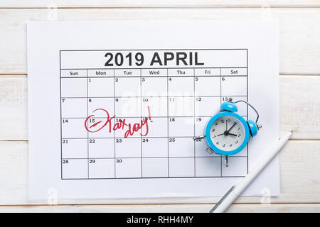Tax day concept - calculatrice, calendrier, formulaire d'impôt Banque D'Images