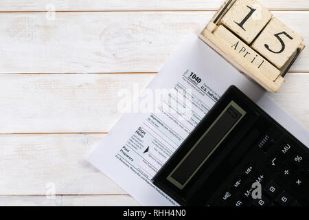 Tax day concept - calculatrice, calendrier, formulaire d'impôt Banque D'Images