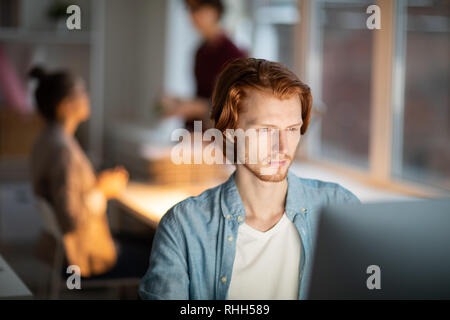 L'homme en face d'ordinateur Banque D'Images