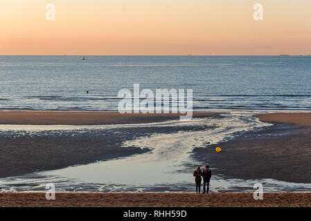 Marée basse au coucher du soleil sur la plage à Ostende, Belgique Banque D'Images