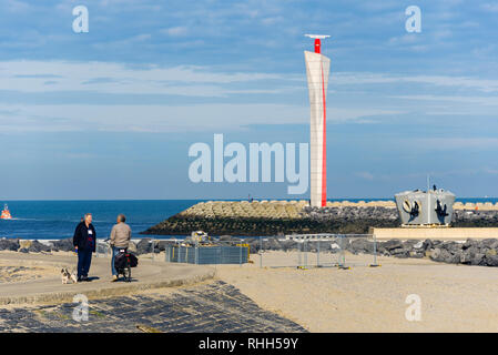 Vague de Big Stone breaker avec tour de contrôle du port d'Ostende, Belgique Banque D'Images