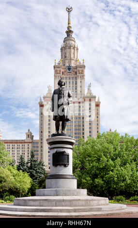 Moscou, Russie - le 20 août 2018 : Monument au fondateur de l'Université de Moscou, Mikhail Lomonosov, le bâtiment principal de l'Université d'État de Moscou en Banque D'Images