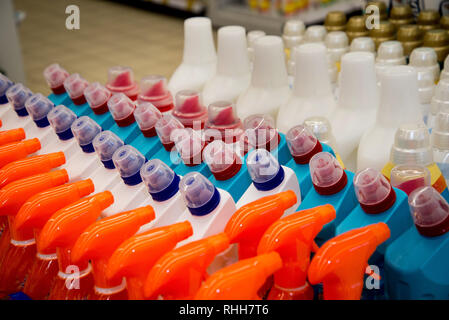 Les bouteilles en plastique de couleur dans une ligne. Bouteilles de détergent dans le magasin Banque D'Images