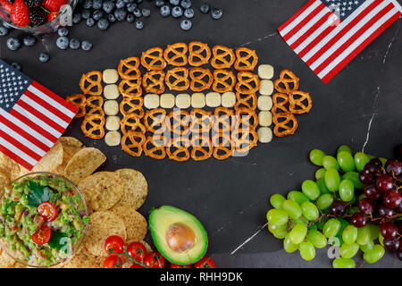 Table pleine de savoureux en-cas et avec des frites et de la salsa pour regarder un match de football super Banque D'Images