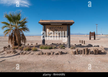 Bienvenue à Bombay Beach signe à la Salton Sea en Californie, USA Banque D'Images