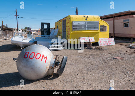 Remorque abandonnée à la maison avec l'extérieur du réservoir de gaz dans la ville de Bombay Beach, près de la mer de Salton, California, USA Banque D'Images