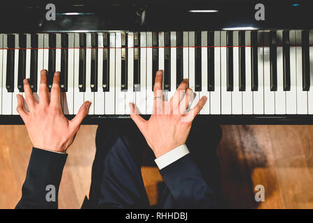 L'exécution d'une pianiste morceau sur un piano avec des touches de noir et blanc., vu de dessus... Banque D'Images