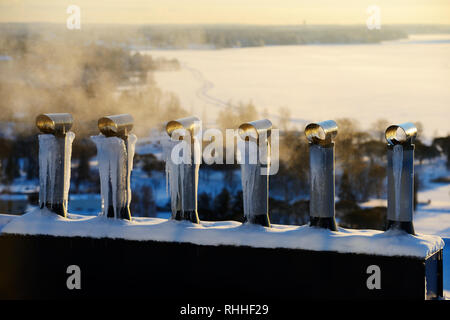 Les tuyaux de ventilation sur le toit de la maison en hiver Banque D'Images