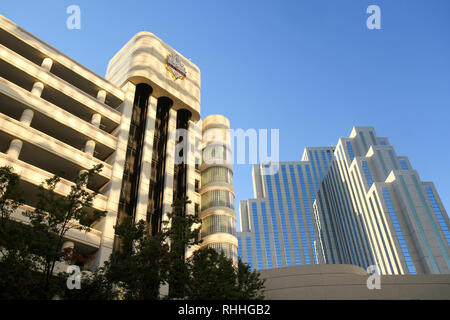 Eldorado Resort Casino (à gauche) et Silver Legacy Resort Casino, Centre-ville de Reno, Nevada, United States Banque D'Images