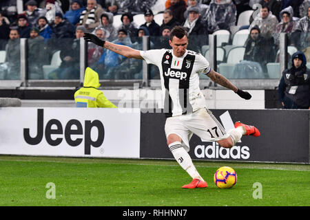 Turin, Italie. Feb 2019 2ème. Mario Mandzukic (Juventus) au cours de la série d'un match de football entre la Juventus et Parme Calcio 1913 de Allianz Stadium sur 2 Février, 2019 à Turin, Italie. Crédit : FABIO ANNEMASSE/Alamy Live News Banque D'Images