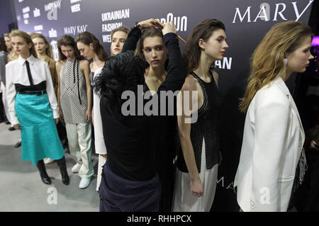 Kiev, Ukraine. Feb, 2019 2. Les modèles sont vus en train de préparer en les coulisses au cours de l'Ukrainian Fashion Week à Kiev, Ukraine. L'événement de la mode présente des collections automne/hiver 2019-2020 par les designers ukrainiens du 01-05 février, 2019. Crédit : Pavlo Gonchar SOPA/Images/ZUMA/Alamy Fil Live News Banque D'Images