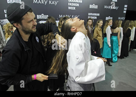 Kiev, Ukraine. Feb, 2019 2. Les modèles sont vus en train de préparer en les coulisses au cours de l'Ukrainian Fashion Week à Kiev, Ukraine. L'événement de la mode présente des collections automne/hiver 2019-2020 par les designers ukrainiens du 01-05 février, 2019. Crédit : Pavlo Gonchar SOPA/Images/ZUMA/Alamy Fil Live News Banque D'Images