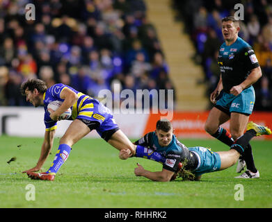 Cheshire, Royaume-Uni. Feb 2019 2ème. Betfred Super League Warrington Wolves v Leeds Rhinos Stefan Ratchford de Warrington Wolves abordés par Stevie Ward (R) de Leeds Rhinos. Credit : Touchlinepics/Alamy Live News Banque D'Images