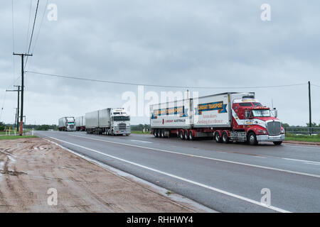 Le nord du Queensland, Australie. 3 2019. L'inondé Burdekin à Macrossan a camions alignés en Charters Towers attendre que les eaux de crue à reculer. Credit : Sheralee Stoll/Alamy Live News Banque D'Images