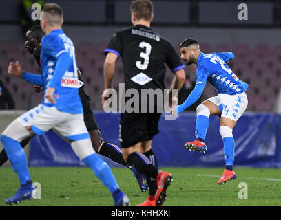 Napoli, Italie. Feb, 2019 2. Napoli's Lorenzo Insigne (R) marque son but durant le match de football Serie A italienne entre Naples et la Sampdoria en Naples, Italie, le 2 février 2019. Credit : Alberto Lingria/Xinhua/Alamy Live News Banque D'Images