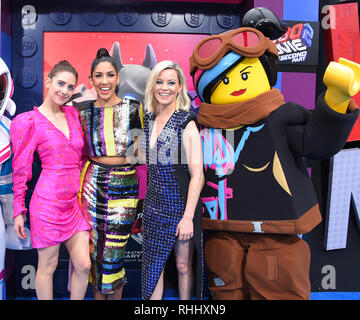 Westwood, Californie, USA. Feb, 2019 2. Alison Brie, Stephanie Beatriz et Elizabeth Banks arrive pour le film 'Le LEGO 2 : La deuxième partie' en première mondiale au théâtre du village. Credit : Lisa O'Connor/ZUMA/Alamy Fil Live News Banque D'Images