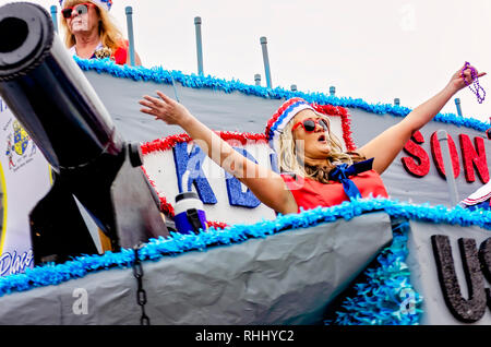 Dauphin Island, Alabama, USA. Feb, 2019 2. Une femme se jette à l'perles Mardi Gras de la Dauphine de la coterie de la parade du Mardi Gras, le 2 février 2019, à Dauphin Island, Alabama. L'Île Dauphin le coup d'envoi de la parade du Mardi Gras parade officielle saison en Mobile, en Alabama. Le premier Mobile Mardi Gras officiel a été enregistrée en 1703. (Photo de Carmen K. Sisson/Cloudybright) Credit : Carmen K./Cloudybright Sisson/Alamy Live News Banque D'Images